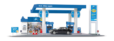 Aral Service Station with BMW M550i (Black) (Free Wheel)